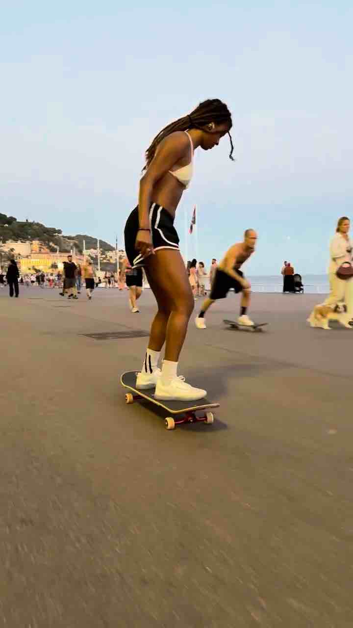 Skater girl @marinacorreiarr with dope skateboarding moves